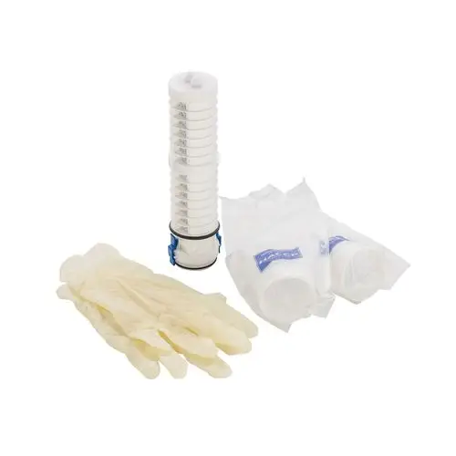 Hygiene-Set von BWT mit Einweghandschuhen, einem Filter und mehreren Behältern, verpackt in Folie, geeignet für hygienische Anwendungen.